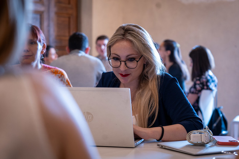 Projects CMPF, girl, computer, study